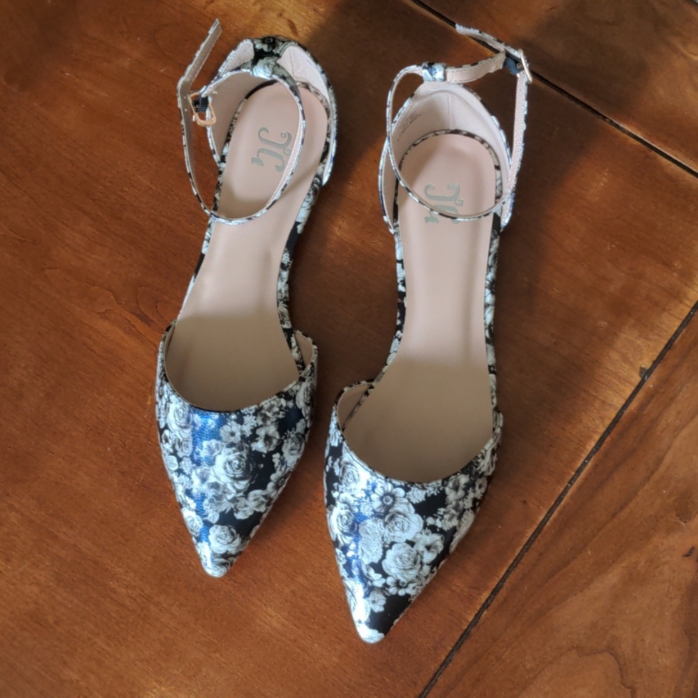 Black and white floral flats. Size 8.5, new.